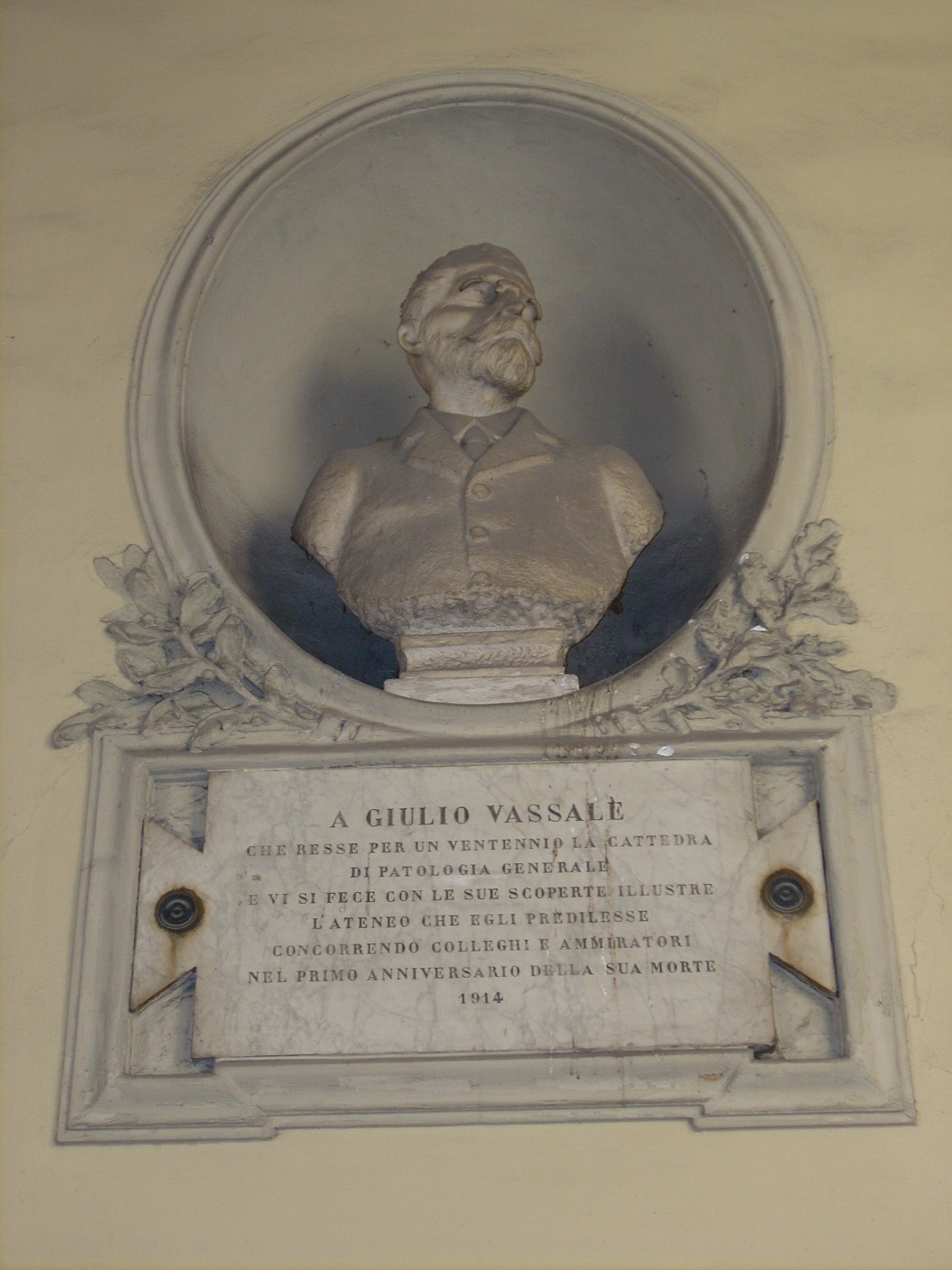 Giulio Vassale's bust, University of Modena - 2.JPG